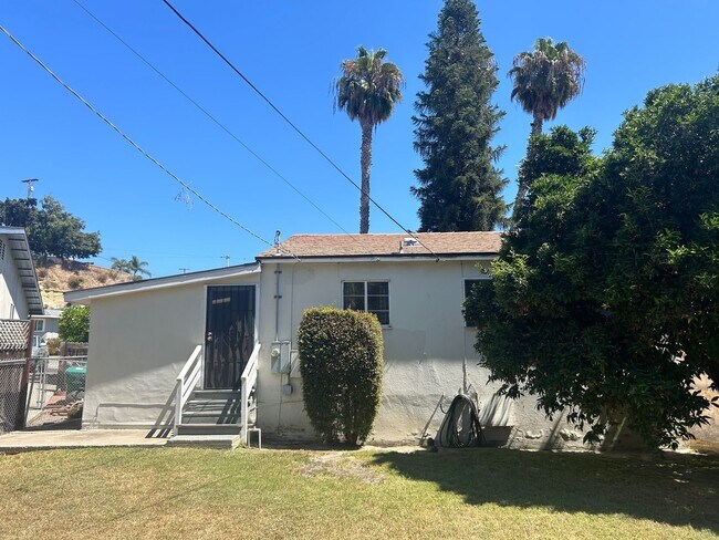 Foto del edificio - 2 BRDRM, PLUS BONUS ROOM HOUSE ~ Ready and...