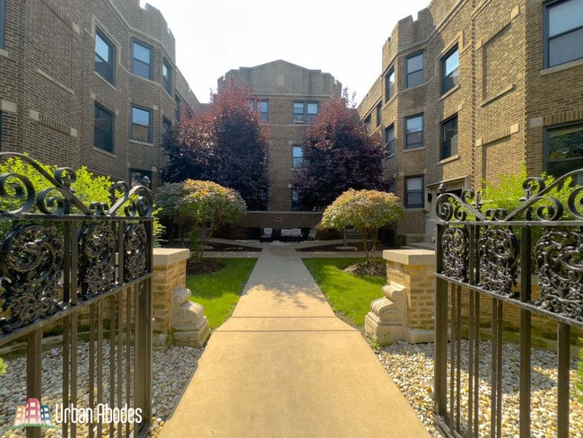 Building Photo - 637 W Cornelia Ave