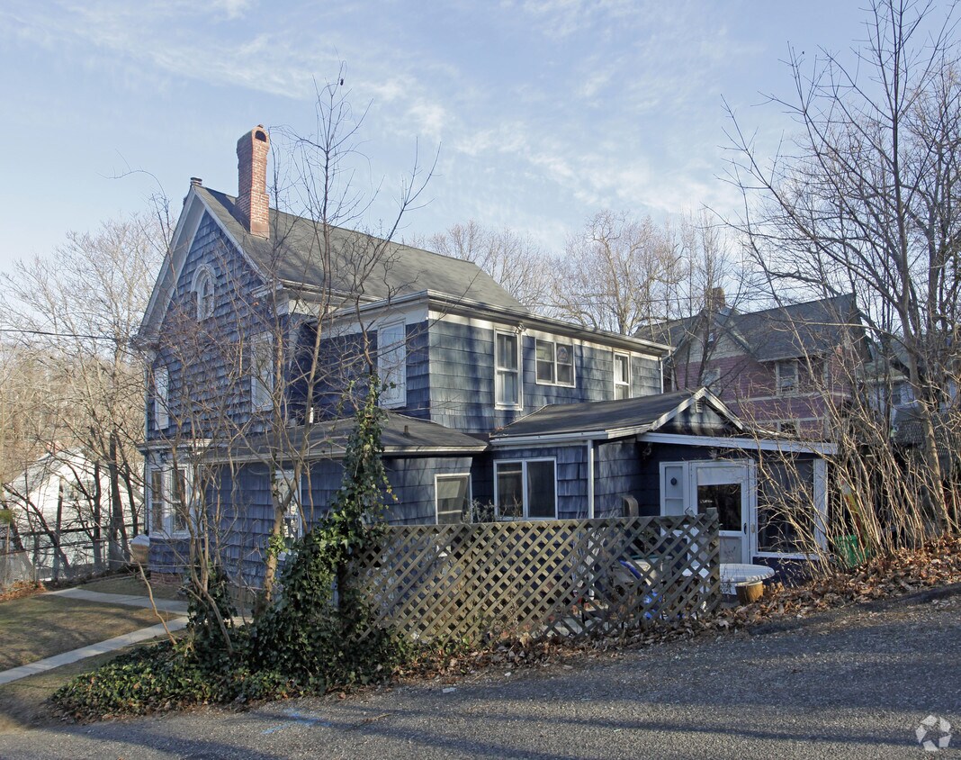 Building Photo - 40 Scudder Ave