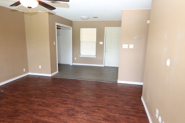Building Photo - 607 Dupont Dr