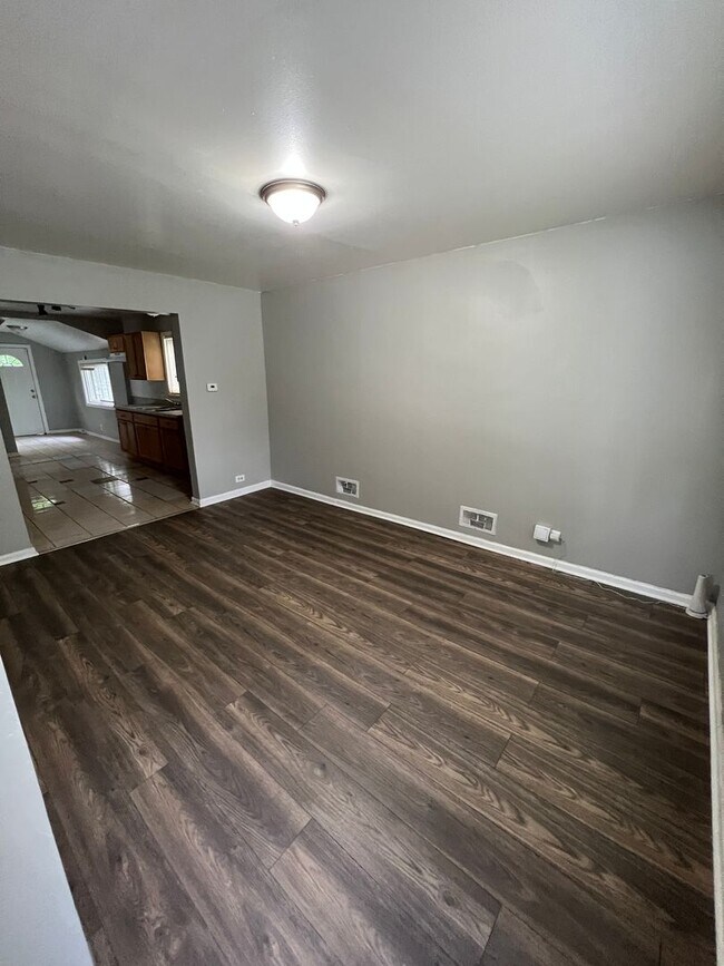 Building Photo - Recently updated this 3 bed 1 bath feature...