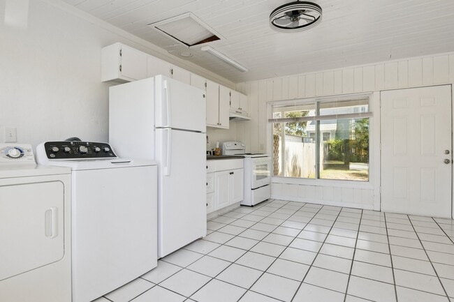 Building Photo - 1919 12th Ave W