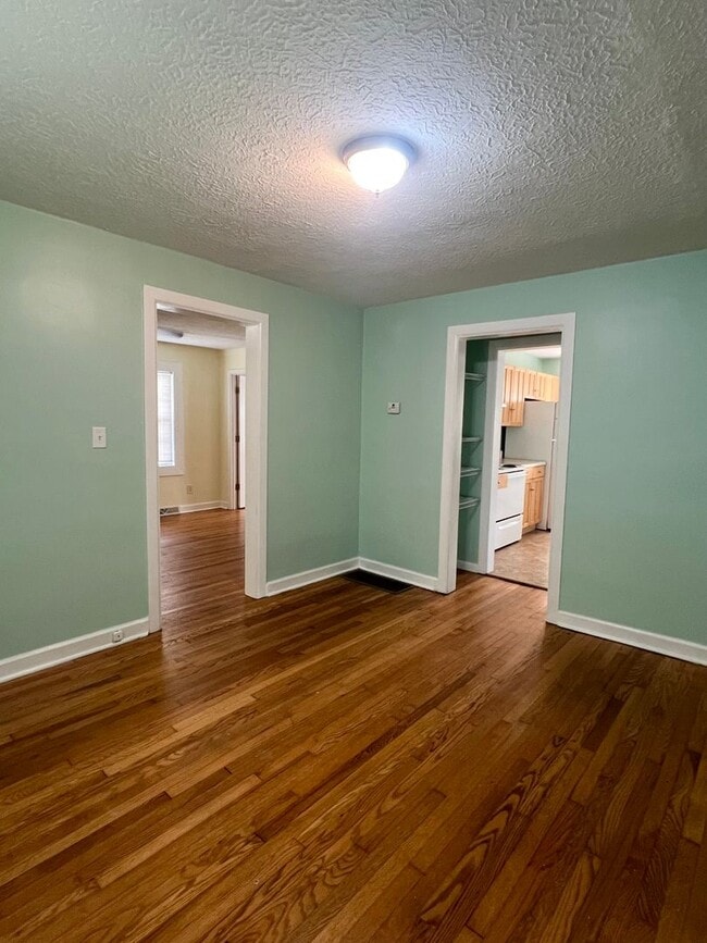 Building Photo - Cute 2 bedroom 1 bath in Asheville