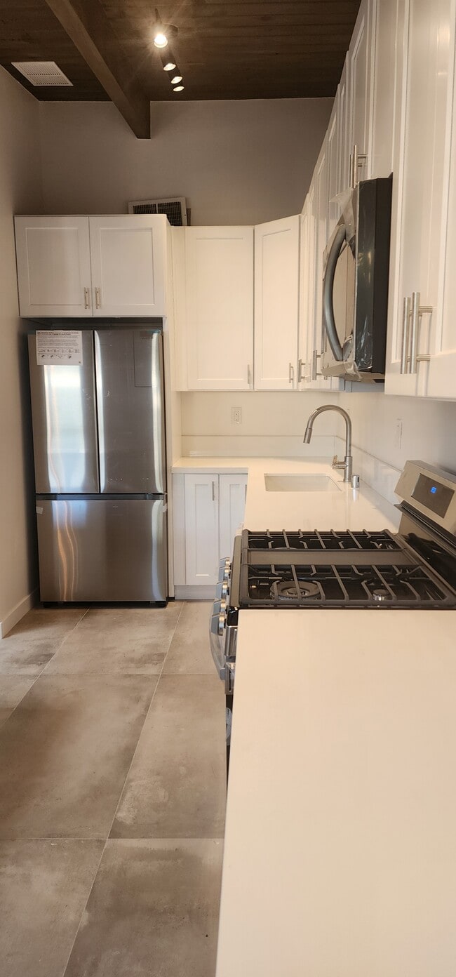 Building Photo - Oxnard Street Apartments