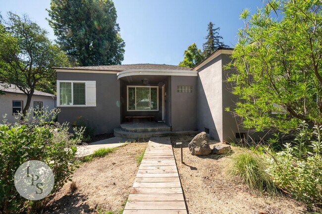 Foto del edificio - Beautifully Updated Fresno High Home - Walkable to Gazebo Gardens, 3BR/1BA, Partially Furnished