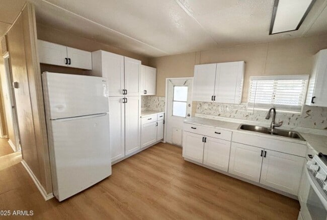 Building Photo - 10122 E Illini St