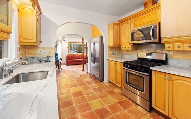 Kitchen - 3110 Highland Ave