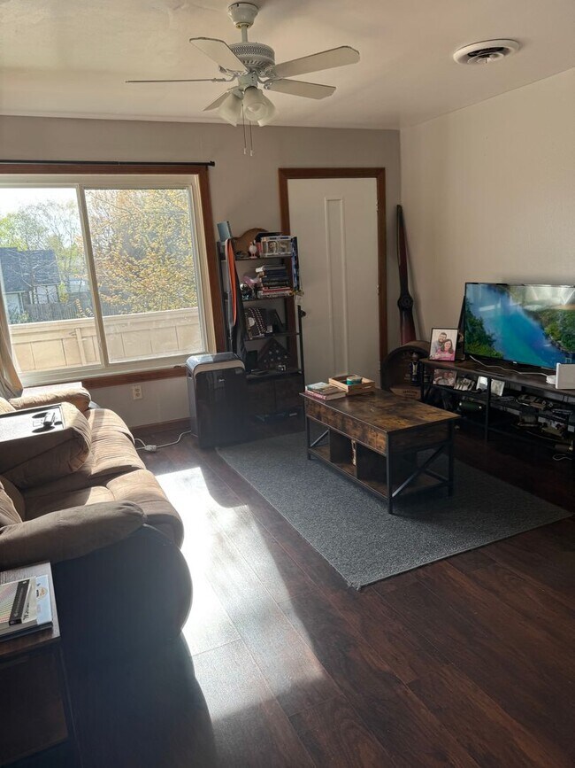 Foto del edificio - Two Bedroom One Bath Upper Unit in Duplex