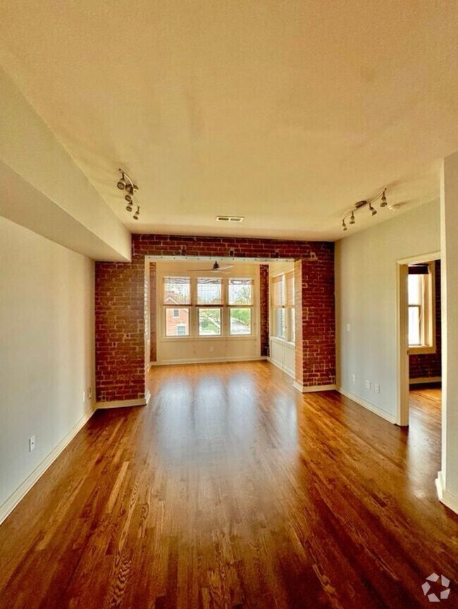 Building Photo - 200 E 43rd St