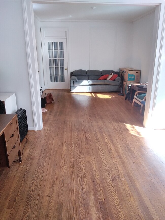 Dining/Living Room - 927 E State St