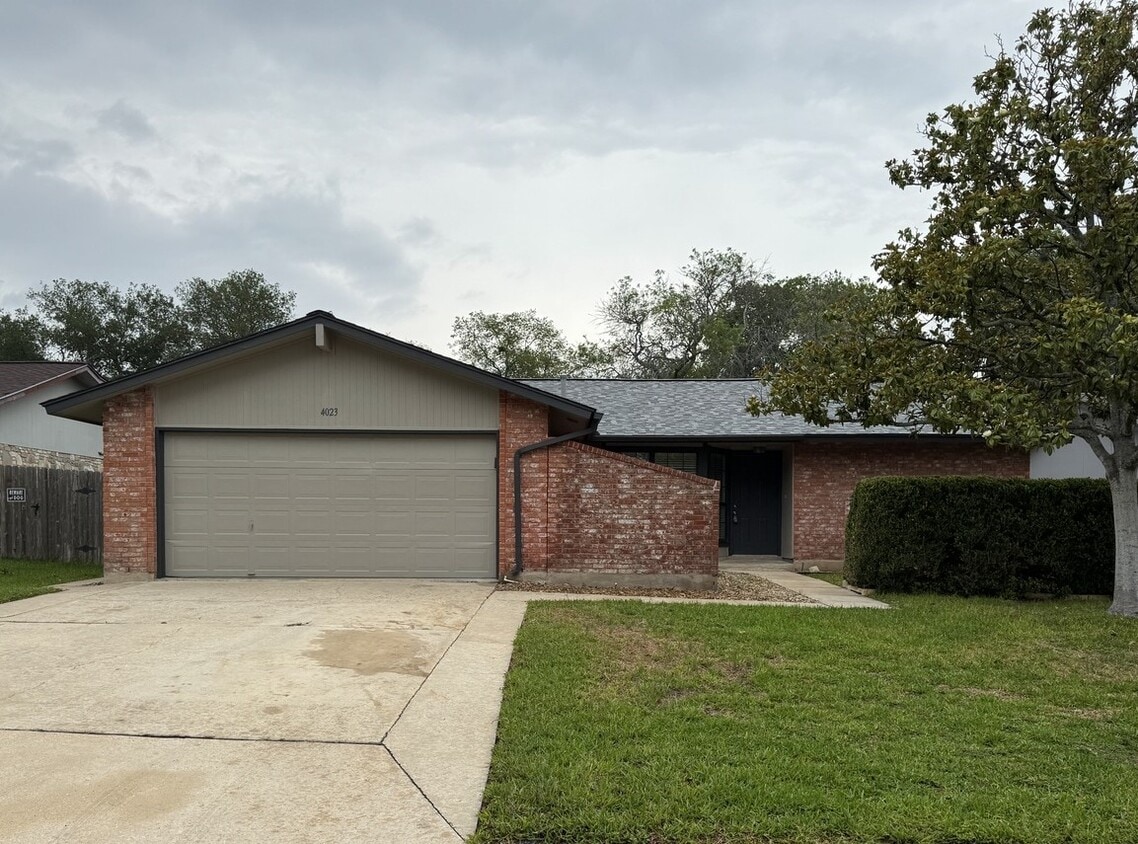 Front - 4023 Briar Hollow St