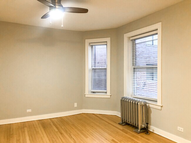 Building Photo - 1445 W Carmen Ave