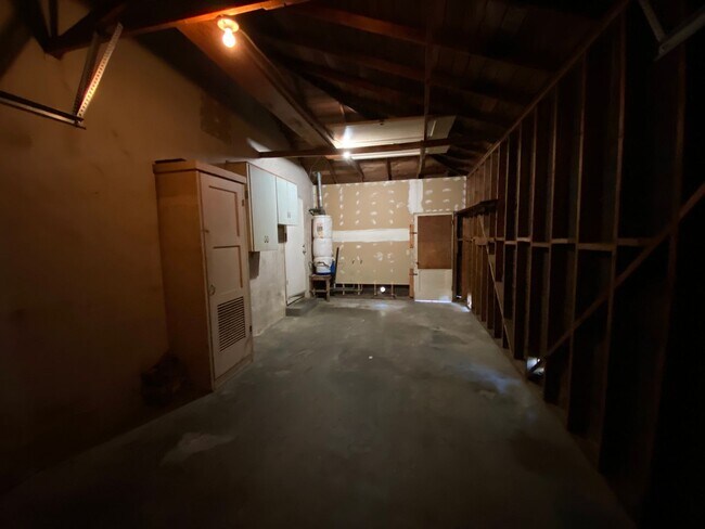 Building Photo - SE Visalia home Rent Ready!