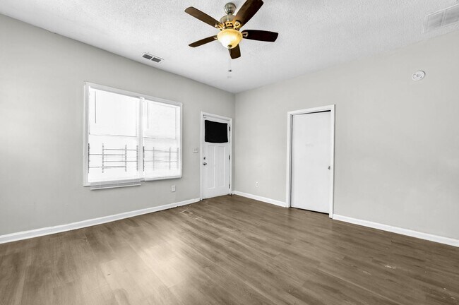 Foto del edificio - For Rent West Side $ 1675.00   3 bedroom/2...