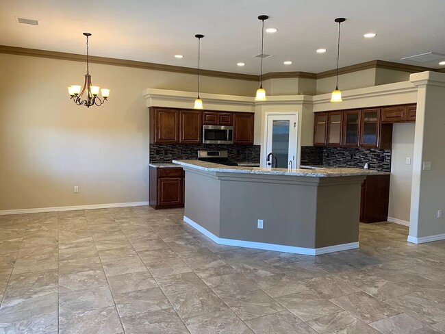 Building Photo - 60FT RV Garage, 3 bedrooms, 2.5 Bathrooms