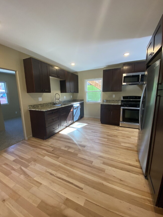Building Photo - 2 bedroom duplex - Ground level - Prospect