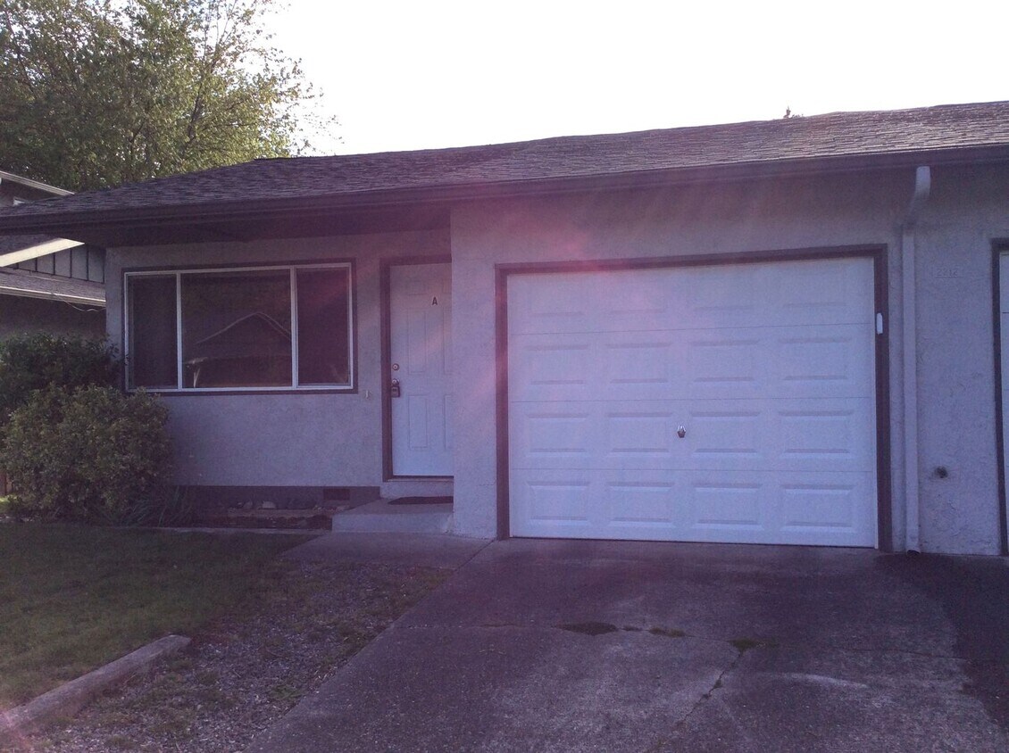 Foto principal - Totally Updated, Beautiful Duplex unit! Av...