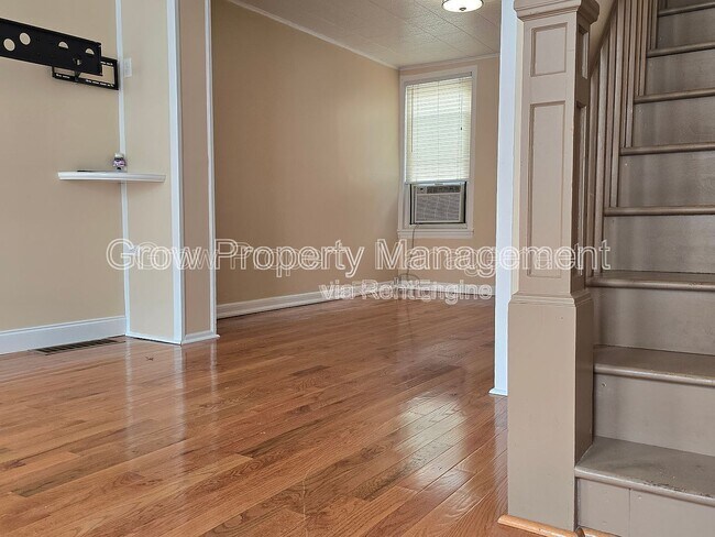 Foto del edificio - 323 Cross St