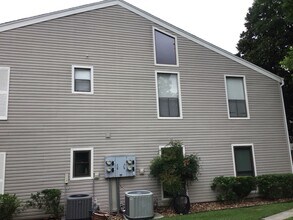 Building Photo - 176 April Point Dr N