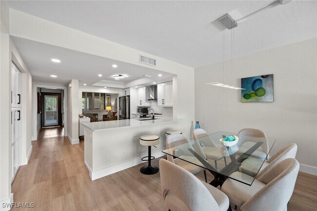 Foto del edificio - 6360 Pelican Bay Blvd