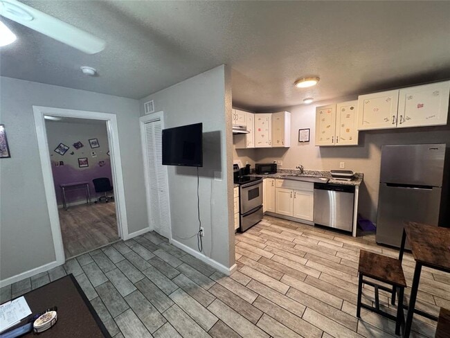 Building Photo - 901 Parmer Ave