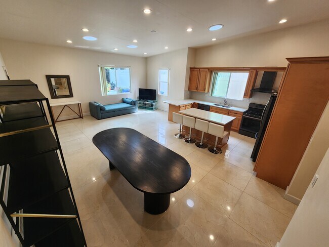 Foto del edificio - 10528 Tuxford St