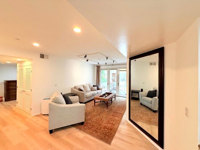 Foto del edificio - Fantastic 2 Bed 2 Bath Condo Partially Fur...