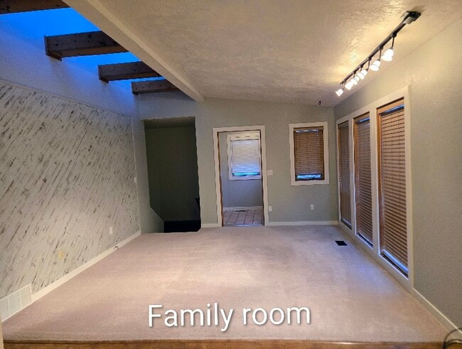 Building Photo - 715 Sundance Dr