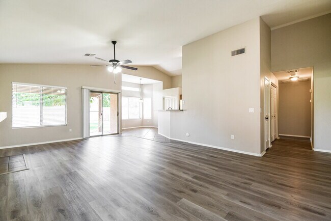 Foto del edificio - 1380 E Sheffield Ave