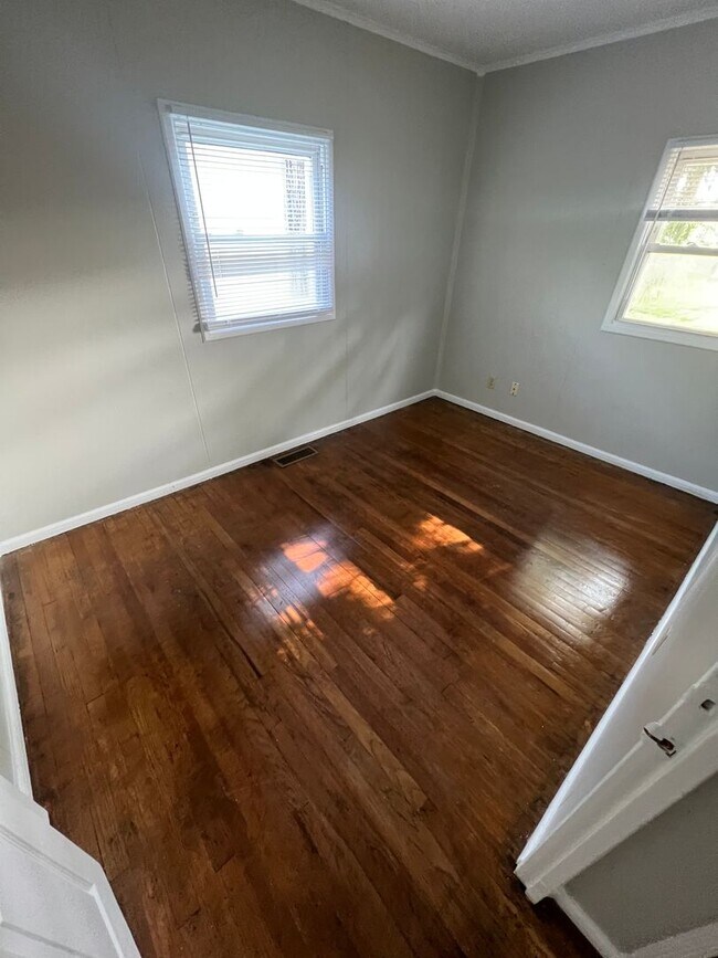 Foto del edificio - SUBLEASE - 2 Bedroom Single Family Home