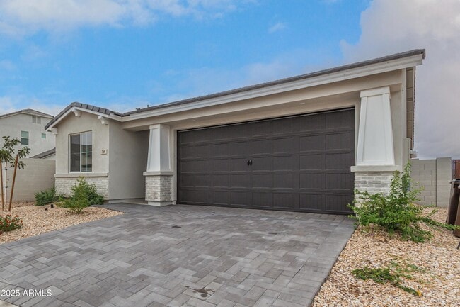 Building Photo - 305 E Leland Rd