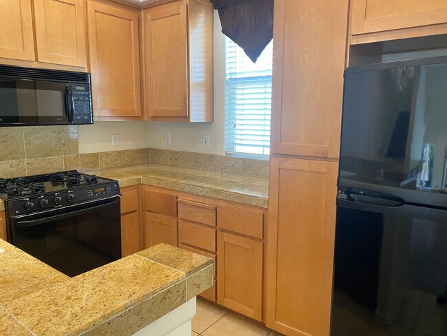 Foto del edificio - Beautiful 2 Bedroom + Den/Office 3 Bath To...