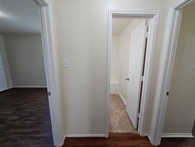 Building Photo - Beautiful home located in a well desired c...