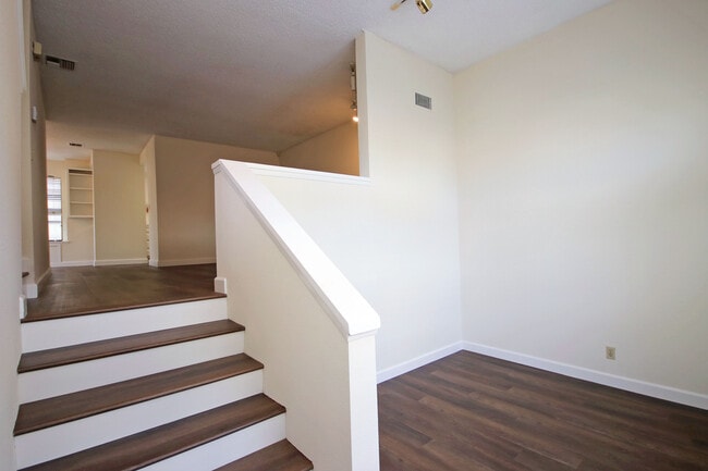 Foto del edificio - 416 N Bushnell Ave