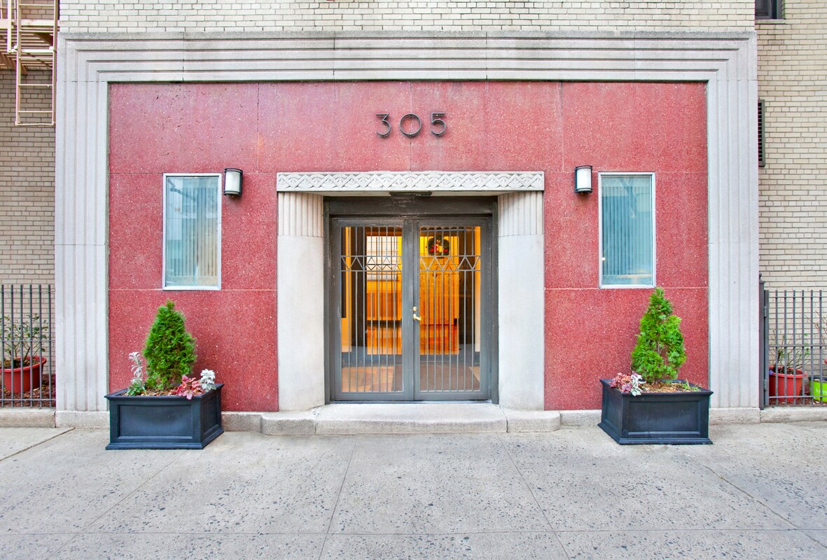 Building Photo - 305 W 52nd St