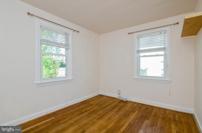 Building Photo - 925 Lewis Ave