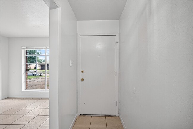Building Photo - 5010 Shilo Dr