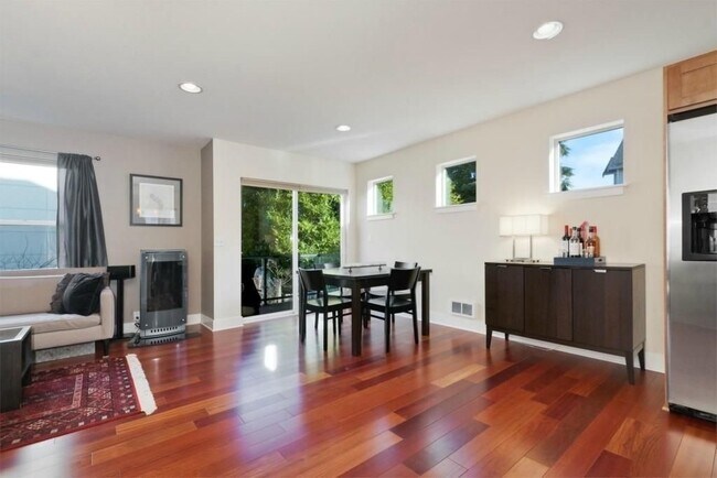 Building Photo - Gorgeous Green Built Ballard Townhome