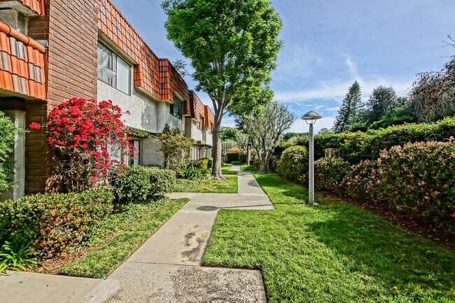 Foto del edificio - Bright & Airy, End-Unit 3BR2.5BA Townhouse w/ 2-Car Garage in Beautiful Gated Community w/ Pool &...