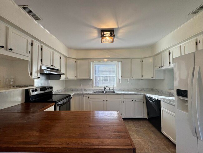 Building Photo - 3/2 Pool Home in Holly Hill