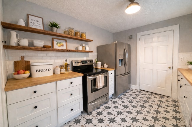 Kitchen - 2589 Park St