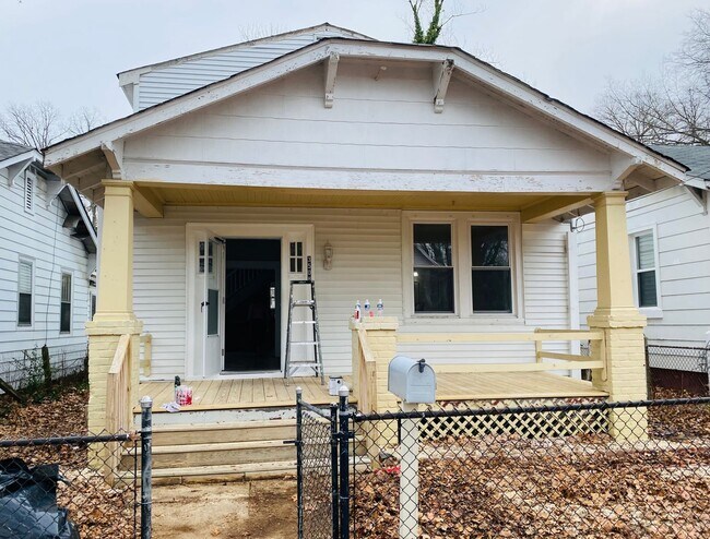 Foto del edificio - Very Spacious 5bdrm/2bth Bungalow Located in South Richmond w/Privacy Fenced Back Yard!!