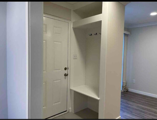 Building Photo - 208 Saratoga Ct