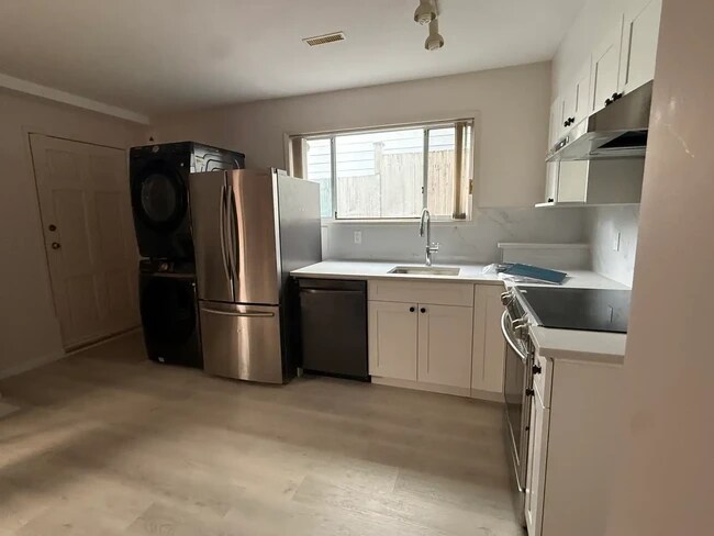 Photo du bâtiment - 15154 Beachview Av