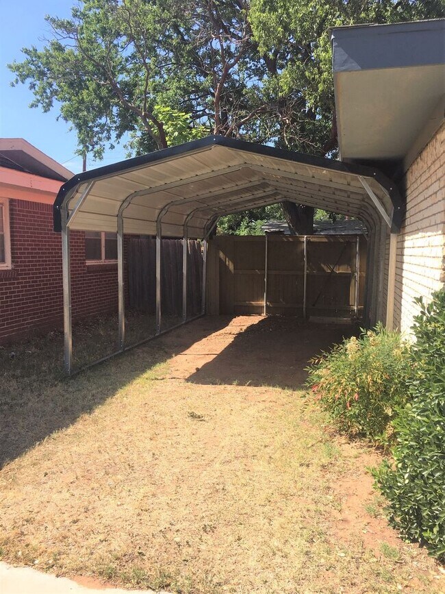Building Photo - Pre-leasing for July!