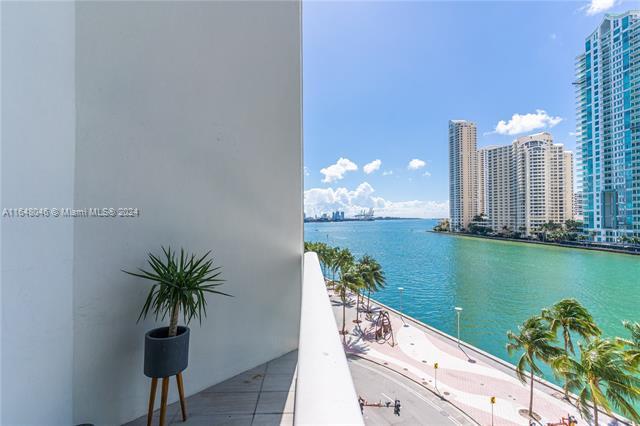 Foto del edificio - 300 S Biscayne Blvd