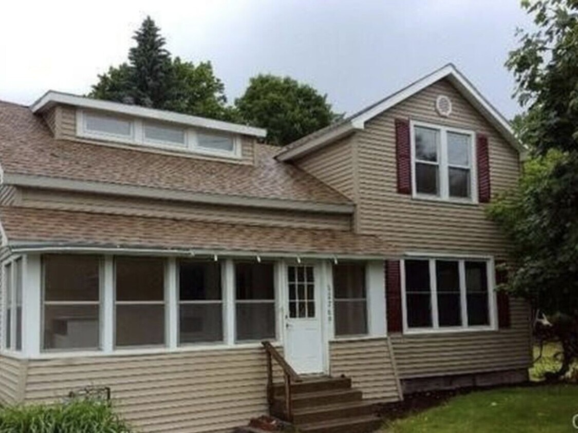 Primary Photo - 4 Bedroom Single Family Home in Great Bend