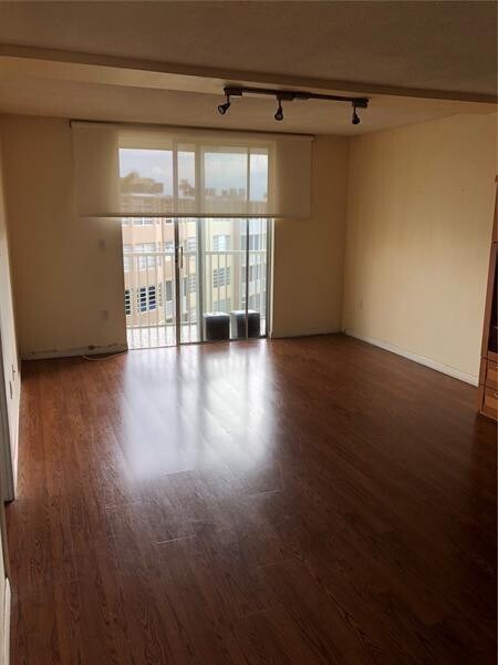 Foto del edificio - 1700 NE 191st St