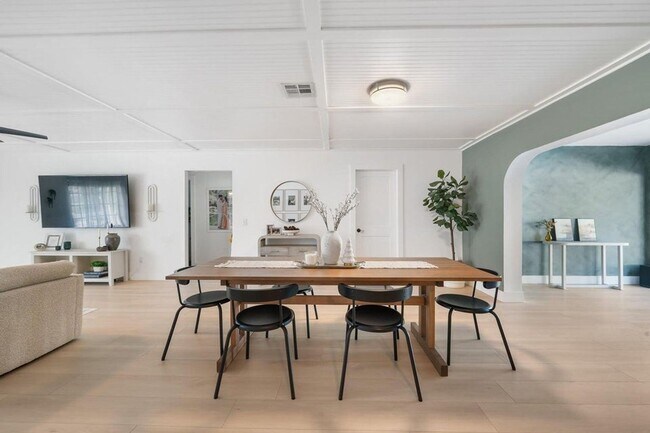 Building Photo - 232 Wellesley Dr