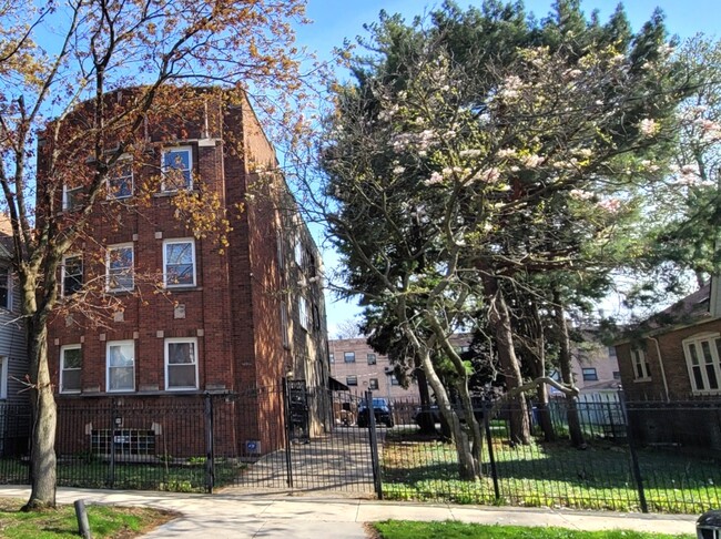 Foto del edificio - 1133 E 81st Pl